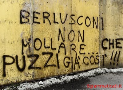 Sgrammaticati.it BERLUSCONI NON MOLLARE CHE PUZZI GIA COSI!! Scritte sui Muri sgrammaticati  berlusconi 