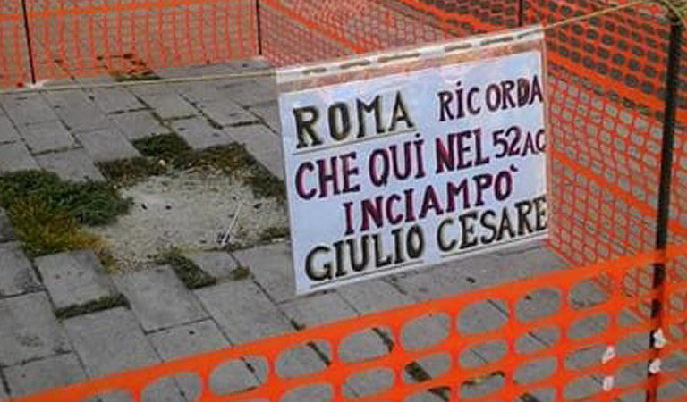 Sgrammaticati.it Roma  Inciampò Giulio Cesare Cartelli Divertenti  roma buche 